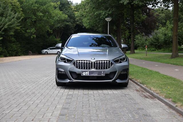 BMW 2-SERIE Gran Coupé 218i M-Sportpakket, M-aerodynamiek-kit,Panoramadak, Adaptief Cruise Control, DAB, LED, Grootlichtassistent, Navigatie, Stoelverwarming, M-Sportbesturing, Sportstoelen, BMW Live Cockpit, etc.