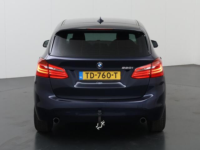 BMW 2-SERIE Active Tourer 220i Executive | Trekhaak | Stoelverwarming | Cruise control | Navigatie | Parkeersensoren | Keyless Go |