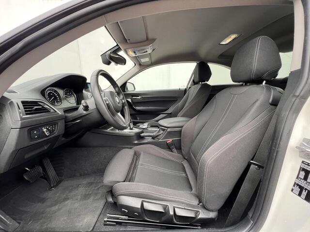 BMW 2-SERIE Coupé 218i Executive Sport Line Business / Automaat / Parkeersensoren v + a / Navigatie / Voorstoelen verwarmd / Cruise Control / Lichtmetalen velgen dubbel spaak