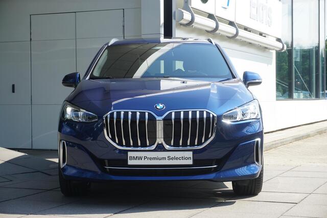 BMW 2-SERIE Active Tourer 220i / Glazen Panoramadak / Driving Assistant / Active Cruise Control / Sportstoelen voor /Trekhaak / 18 inch LMV | Easter