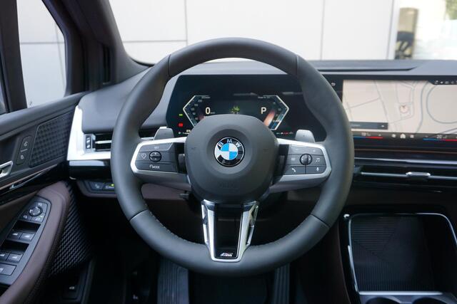 BMW 2-SERIE Active Tourer 220i / Glazen Panoramadak / Driving Assistant / Active Cruise Control / Sportstoelen voor /Trekhaak / 18 inch LMV | Easter