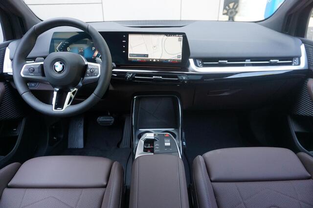 BMW 2-SERIE Active Tourer 220i / Glazen Panoramadak / Driving Assistant / Active Cruise Control / Sportstoelen voor /Trekhaak / 18 inch LMV | Easter