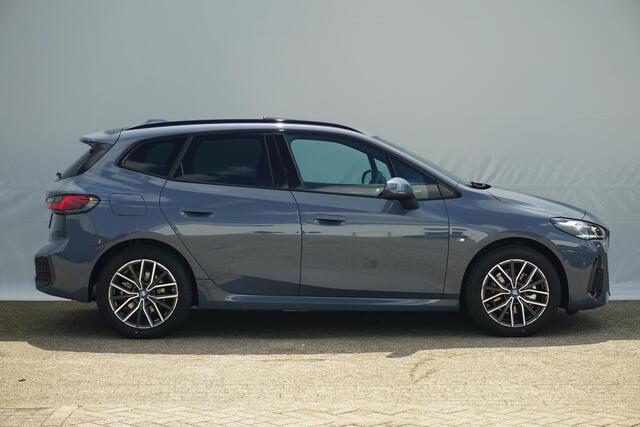 BMW 2-SERIE Active Tourer 225e xDrive M Sportpakket Panoramadak / Harman Kardon / Comfort Acces / Elektrisch verstelbare stoelen