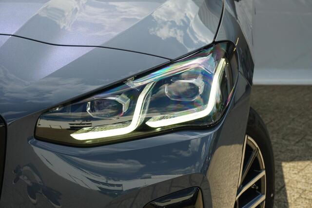 BMW 2-SERIE Active Tourer 225e xDrive M Sportpakket Panoramadak / Harman Kardon / Comfort Acces / Elektrisch verstelbare stoelen
