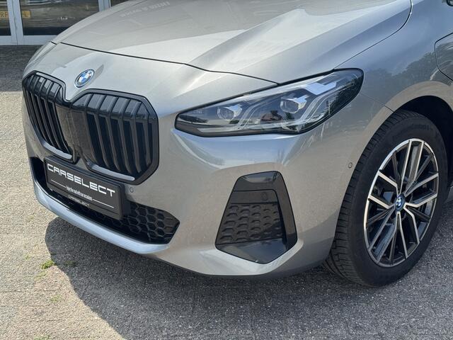 BMW 2-SERIE Active Tourer 225e xDrive M pakket, Harman/Kardon, Head-Up, Trekhaak, Panoramadak, Adaptive cruise, Alle Opies!!! .Neem contact op en we maken een afspraak!