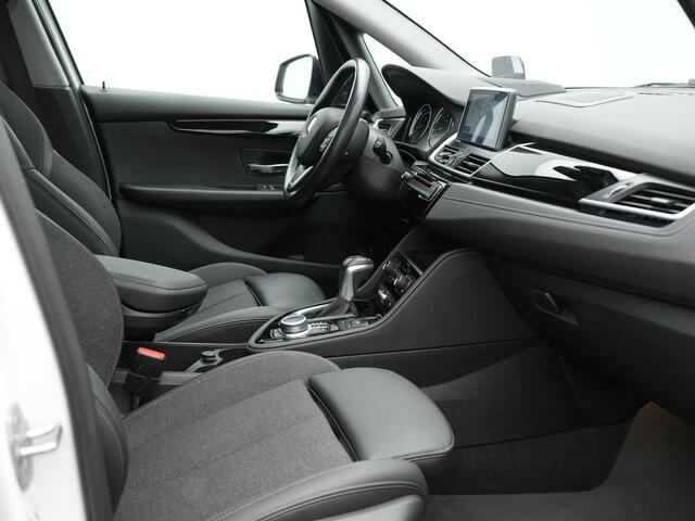 BMW 2-SERIE Active Tourer 225xe iPerformance Sportline Plug In Hybrid 225pk Dealer O.H. PHEV | Panodak | Sportstoelen Memory | Adaptive Cruise | Harman Kardon | Sfeerverlichting Head Up | Navigatie | Apple Carplay | Camera | DAB |