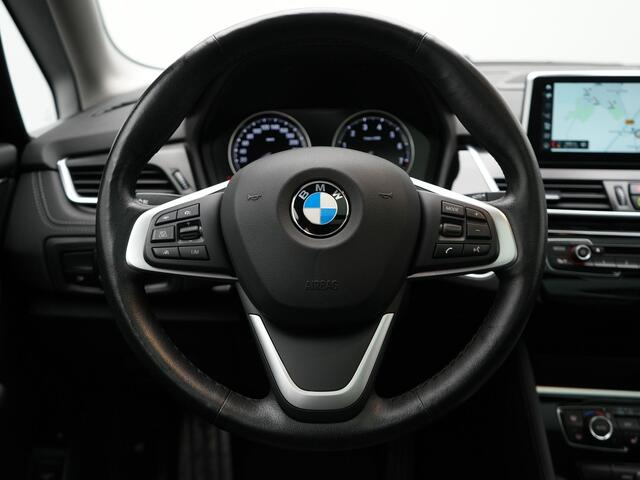 BMW 2-SERIE Active Tourer 225xe iPerformance Sportline Plug In Hybrid 225pk Dealer O.H. PHEV | Panodak | Sportstoelen Memory | Adaptive Cruise | Harman Kardon | Sfeerverlichting Head Up | Navigatie | Apple Carplay | Camera | DAB |
