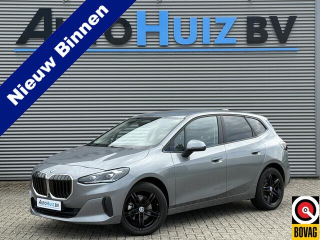 BMW 2-SERIE Active Tourer 220i High Executive Harman-Kardon Leer Trekhaak Head-Up Display Carplay Stuurwielverwarming Keyless Entry