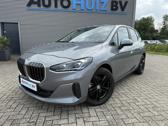 BMW 2-SERIE Active Tourer 220i High Executive Harman-Kardon Leer Trekhaak Head-Up Display Carplay Stuurwielverwarming Keyless Entry