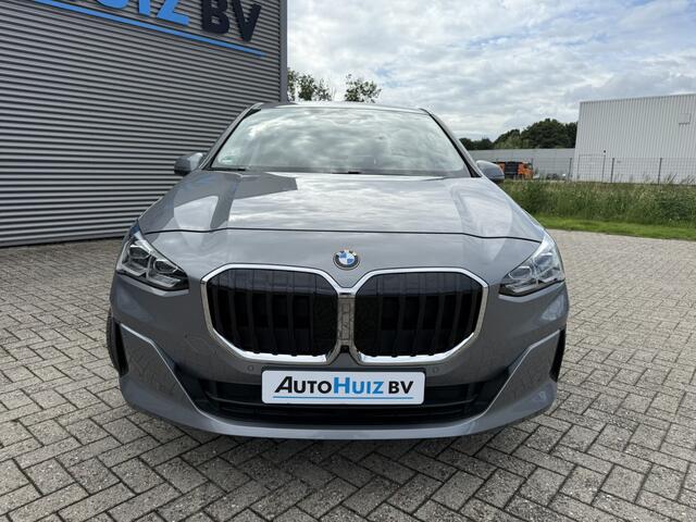BMW 2-SERIE Active Tourer 220i High Executive Harman-Kardon Leer Trekhaak Head-Up Display Carplay Stuurwielverwarming Keyless Entry