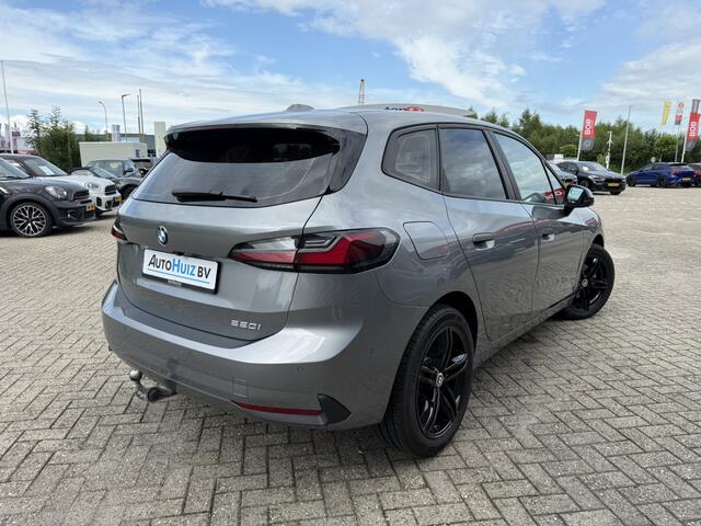 BMW 2-SERIE Active Tourer 220i High Executive Harman-Kardon Leer Trekhaak Head-Up Display Carplay Stuurwielverwarming Keyless Entry