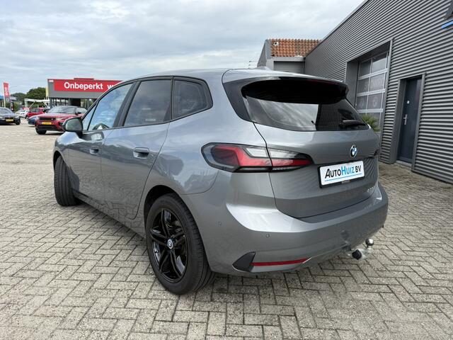 BMW 2-SERIE Active Tourer 220i High Executive Harman-Kardon Leer Trekhaak Head-Up Display Carplay Stuurwielverwarming Keyless Entry