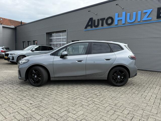 BMW 2-SERIE Active Tourer 220i High Executive Harman-Kardon Leer Trekhaak Head-Up Display Carplay Stuurwielverwarming Keyless Entry
