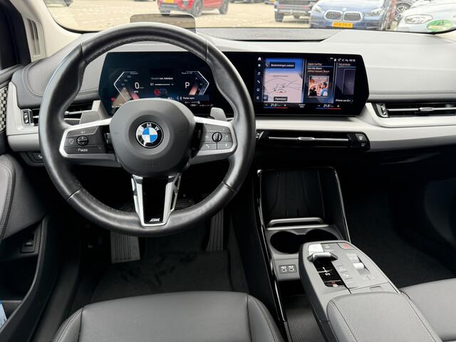BMW 2-SERIE Active Tourer 220i High Executive Harman-Kardon Leer Trekhaak Head-Up Display Carplay Stuurwielverwarming Keyless Entry