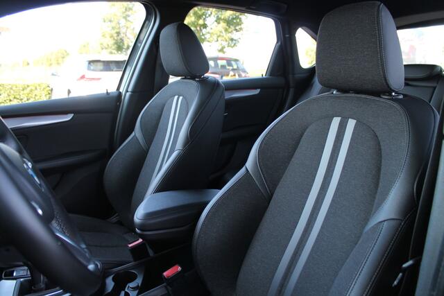 BMW 2-SERIE Active Tourer 218i Executive M Sport Automaat / Sportstoelen / LED / Head-Up / Comfort Access / M Sportonderstel / Stoelverwarming / Park Assistant