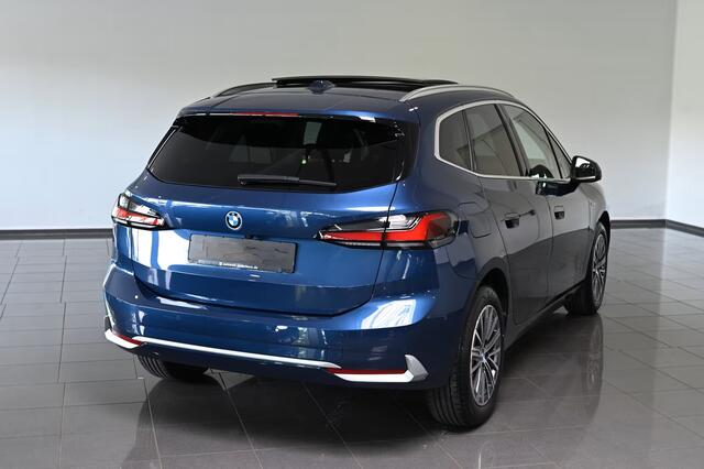 BMW 2-SERIE Active Tourer 225e xDrive LUXURY ** LED, NAVI+, LEDER, PANORAMA, TREKH, DRIV. ASS+, 17-inch LMV ** 1e EIG - UNFALLFREI ** ** INFORMEER OOK NAAR ONZE AANTREKKELIJKE FINANCIAL-LEASE TARIEVEN **