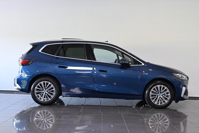 BMW 2-SERIE Active Tourer 225e xDrive LUXURY ** LED, NAVI+, LEDER, PANORAMA, TREKH, DRIV. ASS+, 17-inch LMV ** 1e EIG - UNFALLFREI ** ** INFORMEER OOK NAAR ONZE AANTREKKELIJKE FINANCIAL-LEASE TARIEVEN **