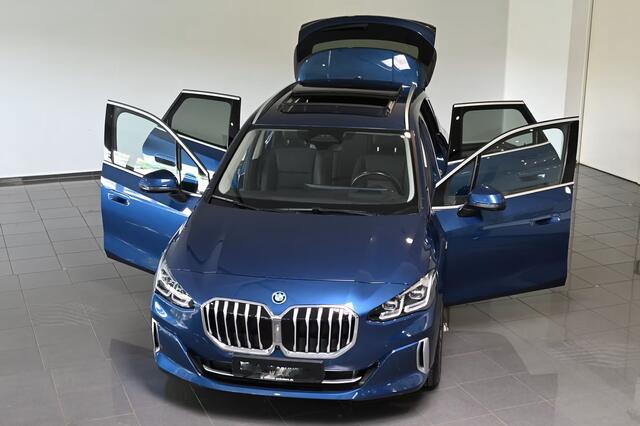 BMW 2-SERIE Active Tourer 225e xDrive LUXURY ** LED, NAVI+, LEDER, PANORAMA, TREKH, DRIV. ASS+, 17-inch LMV ** 1e EIG - UNFALLFREI ** ** INFORMEER OOK NAAR ONZE AANTREKKELIJKE FINANCIAL-LEASE TARIEVEN **