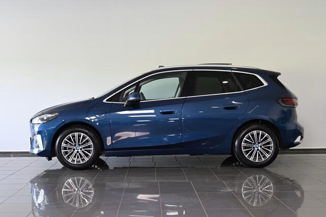 BMW 2-SERIE Active Tourer 225e xDrive LUXURY ** LED, NAVI+, LEDER, PANORAMA, TREKH, DRIV. ASS+, 17-inch LMV ** 1e EIG - UNFALLFREI ** ** INFORMEER OOK NAAR ONZE AANTREKKELIJKE FINANCIAL-LEASE TARIEVEN **