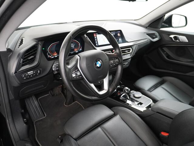 BMW 2-SERIE Gran Coupé 218I AUT-7 High Executive Sportst.+Leer+Stuur+Verwarmd Apple Carplay Camera Android Navi Sport line Live Cockpit Professional Plus Ecc Cruise Control Pdc Adap.Led Carbon-delen DAB Regen- en lichtsensor Speed Limit Info Connected services EURO6 