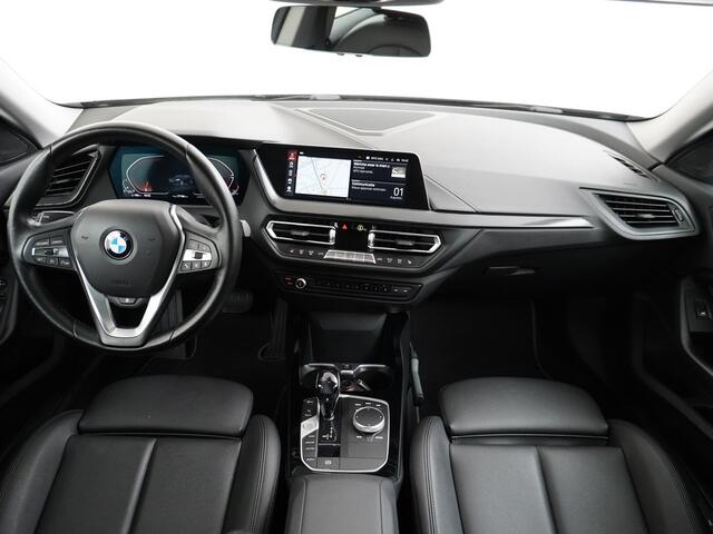BMW 2-SERIE Gran Coupé 218I AUT-7 High Executive Sportst.+Leer+Stuur+Verwarmd Apple Carplay Camera Android Navi Sport line Live Cockpit Professional Plus Ecc Cruise Control Pdc Adap.Led Carbon-delen DAB Regen- en lichtsensor Speed Limit Info Connected services EURO6 