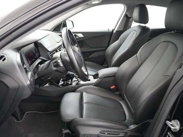 BMW 2-SERIE Gran Coupé 218I AUT-7 High Executive Sportst.+Leer+Stuur+Verwarmd Apple Carplay Camera Android Navi Sport line Live Cockpit Professional Plus Ecc Cruise Control Pdc Adap.Led Carbon-delen DAB Regen- en lichtsensor Speed Limit Info Connected services EURO6 
