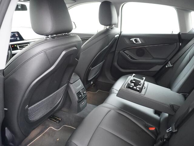 BMW 2-SERIE Gran Coupé 218I AUT-7 High Executive Sportst.+Leer+Stuur+Verwarmd Apple Carplay Camera Android Navi Sport line Live Cockpit Professional Plus Ecc Cruise Control Pdc Adap.Led Carbon-delen DAB Regen- en lichtsensor Speed Limit Info Connected services EURO6 