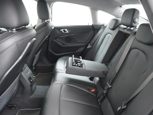BMW 2-SERIE Gran Coupé 218I AUT-7 High Executive Sportst.+Leer+Stuur+Verwarmd Apple Carplay Camera Android Navi Sport line Live Cockpit Professional Plus Ecc Cruise Control Pdc Adap.Led Carbon-delen DAB Regen- en lichtsensor Speed Limit Info Connected services EURO6 