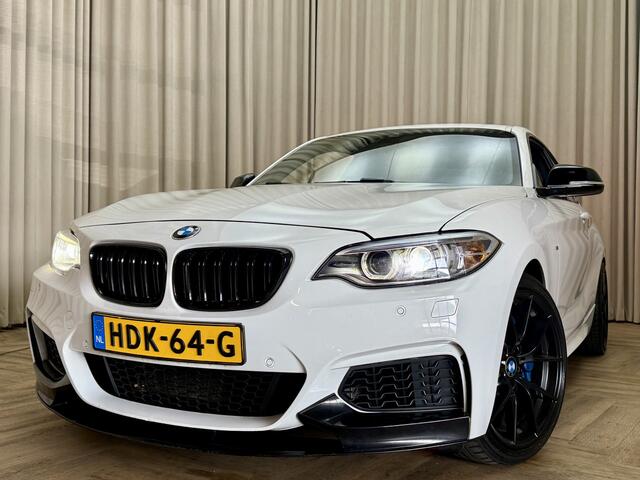 BMW 2-SERIE Coupé M240i *M-PERFORMANCE* Spoilerpakket / Harman Kardon / Alcantara / Memory Seat / Keyless / Stoelverwarming / 18"LMV