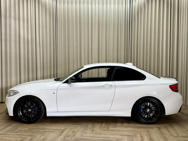 BMW 2-SERIE Coupé M240i *M-PERFORMANCE* Spoilerpakket / Harman Kardon / Alcantara / Memory Seat / Keyless / Stoelverwarming / 18"LMV