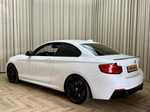 BMW 2-SERIE Coupé M240i *M-PERFORMANCE* Spoilerpakket / Harman Kardon / Alcantara / Memory Seat / Keyless / Stoelverwarming / 18"LMV