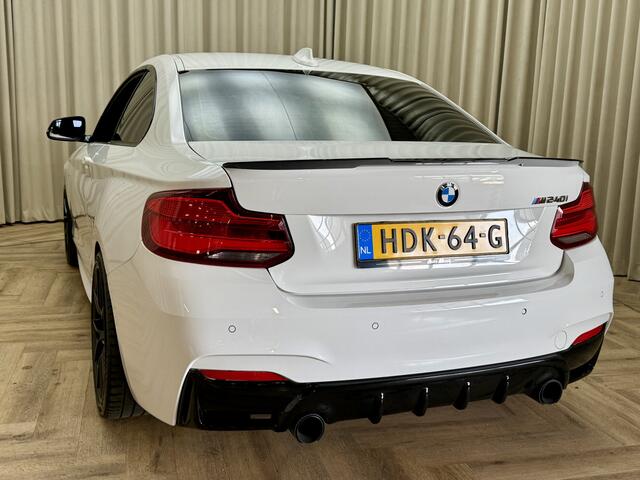 BMW 2-SERIE Coupé M240i *M-PERFORMANCE* Spoilerpakket / Harman Kardon / Alcantara / Memory Seat / Keyless / Stoelverwarming / 18"LMV