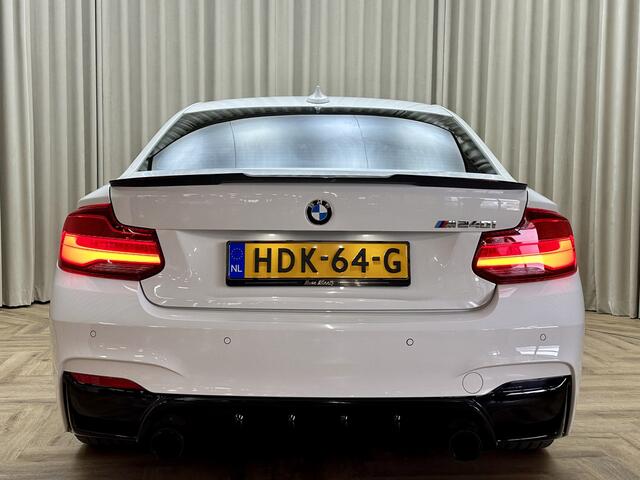 BMW 2-SERIE Coupé M240i *M-PERFORMANCE* Spoilerpakket / Harman Kardon / Alcantara / Memory Seat / Keyless / Stoelverwarming / 18"LMV