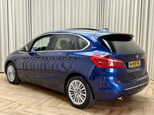 BMW 2-SERIE Active Tourer 225xe iPerformance High Executive *Panoramadak* Adapt. Cruise / Keyless / Leder / Camera / Navigatie / Stoelverwarming / 17'' LMV