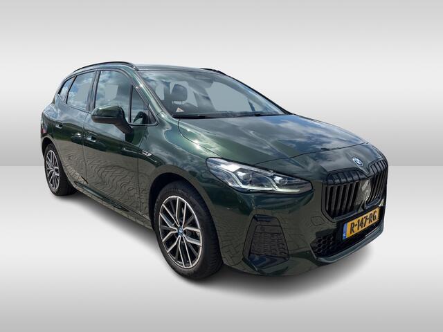 BMW 2-SERIE Active Tourer 225e xDrive / Navigatie / App connect / Camera / Leder / Parkeersensoren V+A / Dodehoek / Zwenkbare trekhaak