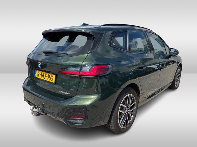 BMW 2-SERIE Active Tourer 225e xDrive / Navigatie / App connect / Camera / Leder / Parkeersensoren V+A / Dodehoek / Zwenkbare trekhaak
