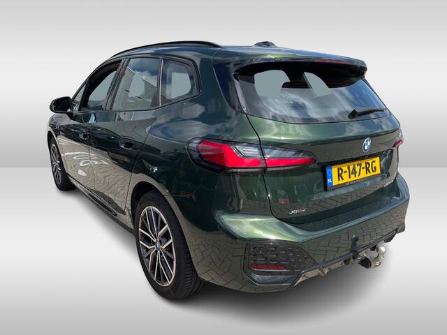 BMW 2-SERIE Active Tourer 225e xDrive / Navigatie / App connect / Camera / Leder / Parkeersensoren V+A / Dodehoek / Zwenkbare trekhaak