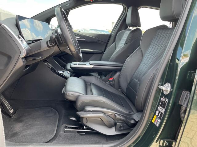 BMW 2-SERIE Active Tourer 225e xDrive / Navigatie / App connect / Camera / Leder / Parkeersensoren V+A / Dodehoek / Zwenkbare trekhaak