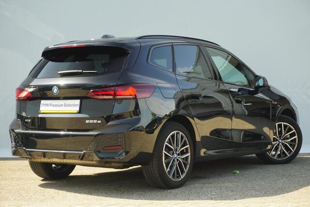 BMW 2-SERIE Active Tourer 225e xDrive M sportpakket 18'' / Trekhaak / Parking Assistant