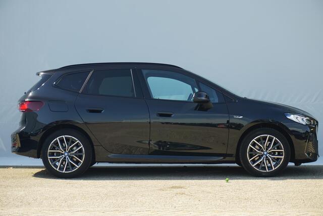 BMW 2-SERIE Active Tourer 225e xDrive M sportpakket 18'' / Trekhaak / Parking Assistant