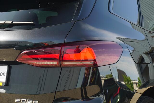 BMW 2-SERIE Active Tourer 225e xDrive M sportpakket 18'' / Trekhaak / Parking Assistant