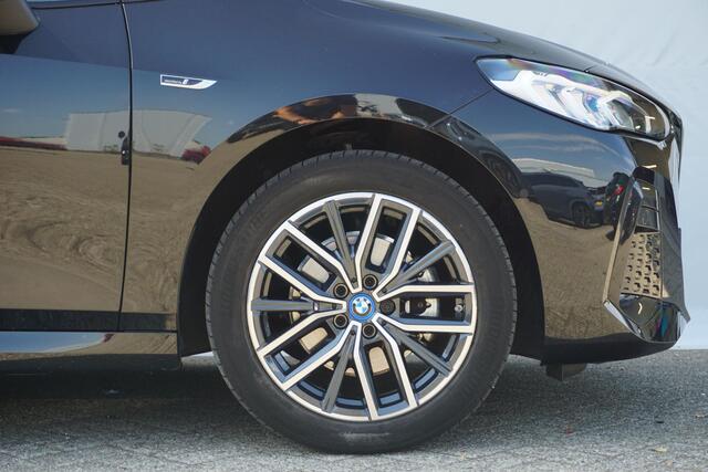 BMW 2-SERIE Active Tourer 225e xDrive M sportpakket 18'' / Trekhaak / Parking Assistant