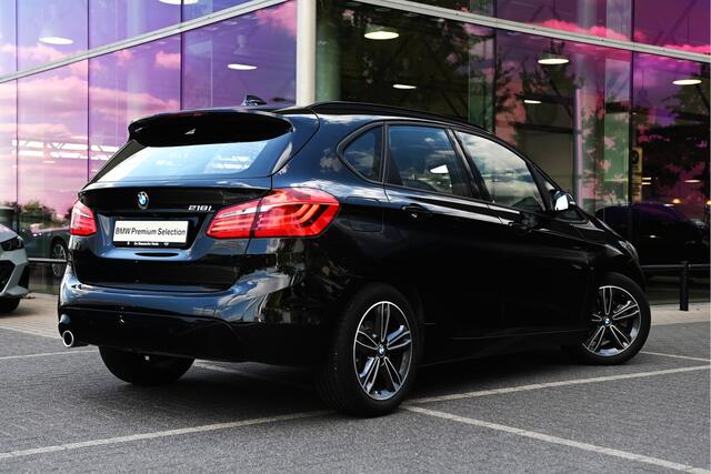 BMW 2-SERIE Active Tourer 218i High Executive Sport Line Automaat / Trekhaak / Sportstoelen / Achteruitrijcamera / LED / Head-Up / Stoelverwarming