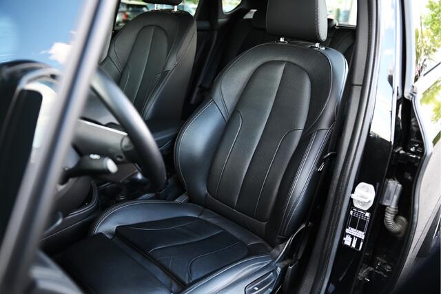 BMW 2-SERIE Active Tourer 218i High Executive Sport Line Automaat / Trekhaak / Sportstoelen / Achteruitrijcamera / LED / Head-Up / Stoelverwarming
