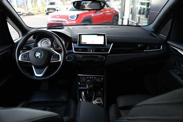 BMW 2-SERIE Active Tourer 218i High Executive Sport Line Automaat / Trekhaak / Sportstoelen / Achteruitrijcamera / LED / Head-Up / Stoelverwarming