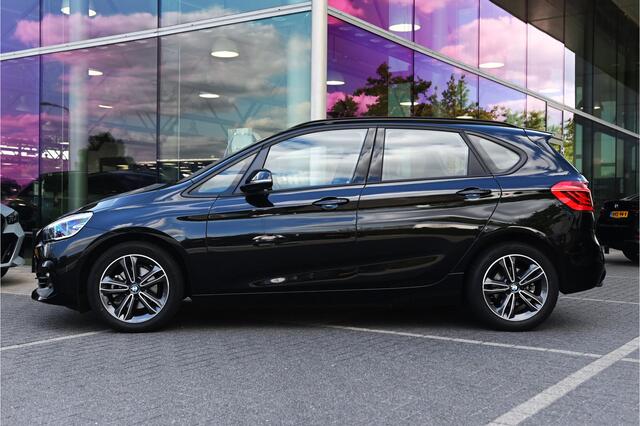 BMW 2-SERIE Active Tourer 218i High Executive Sport Line Automaat / Trekhaak / Sportstoelen / Achteruitrijcamera / LED / Head-Up / Stoelverwarming