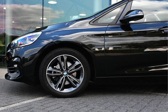 BMW 2-SERIE Active Tourer 218i High Executive Sport Line Automaat / Trekhaak / Sportstoelen / Achteruitrijcamera / LED / Head-Up / Stoelverwarming