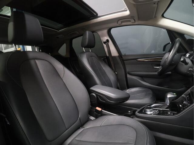 BMW 2-SERIE Active Tourer 225xe iPerformance High Executive [SCHUIFKANTELDAK, CAMERA, STOELVERWARMING, HEAD-UP, ADAPTIVE CRUISE CONTROL, VOL LEDER, CLIMATE, NIEUWSTAAT]