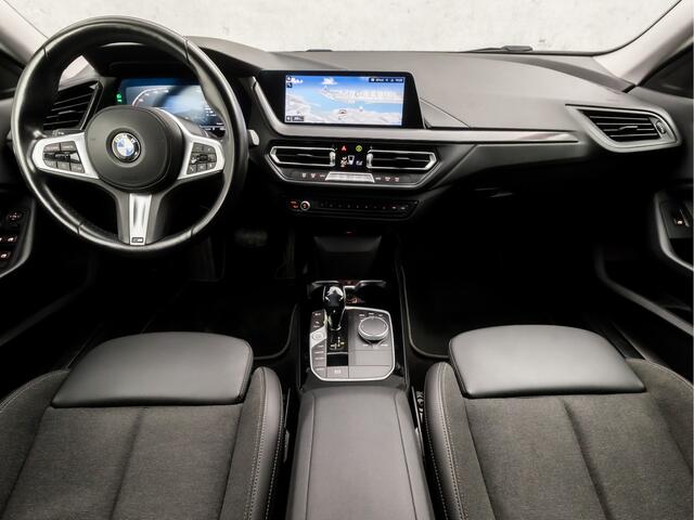 BMW 2-SERIE Gran Coupé 218i Sport Automaat (APPLE CARPLAY, M STUUR, GROOT NAVI, LEDER, SFEERVERLICHTING, SPORTSTOELEN, DAB+, CRUISE, LED KOPLAMPEN, NIEUWSTAAT)