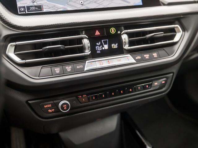 BMW 2-SERIE Gran Coupé 218i Sport Automaat (APPLE CARPLAY, M STUUR, GROOT NAVI, LEDER, SFEERVERLICHTING, SPORTSTOELEN, DAB+, CRUISE, LED KOPLAMPEN, NIEUWSTAAT)
